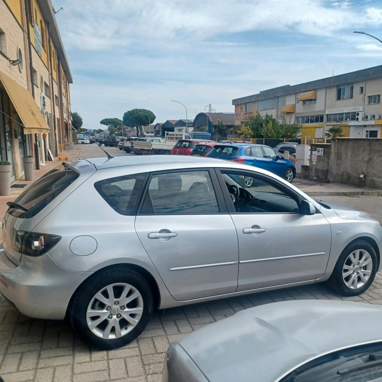 110.118 MAZDA 3 SEMBRA NUOVA OK NEOPATENTATI