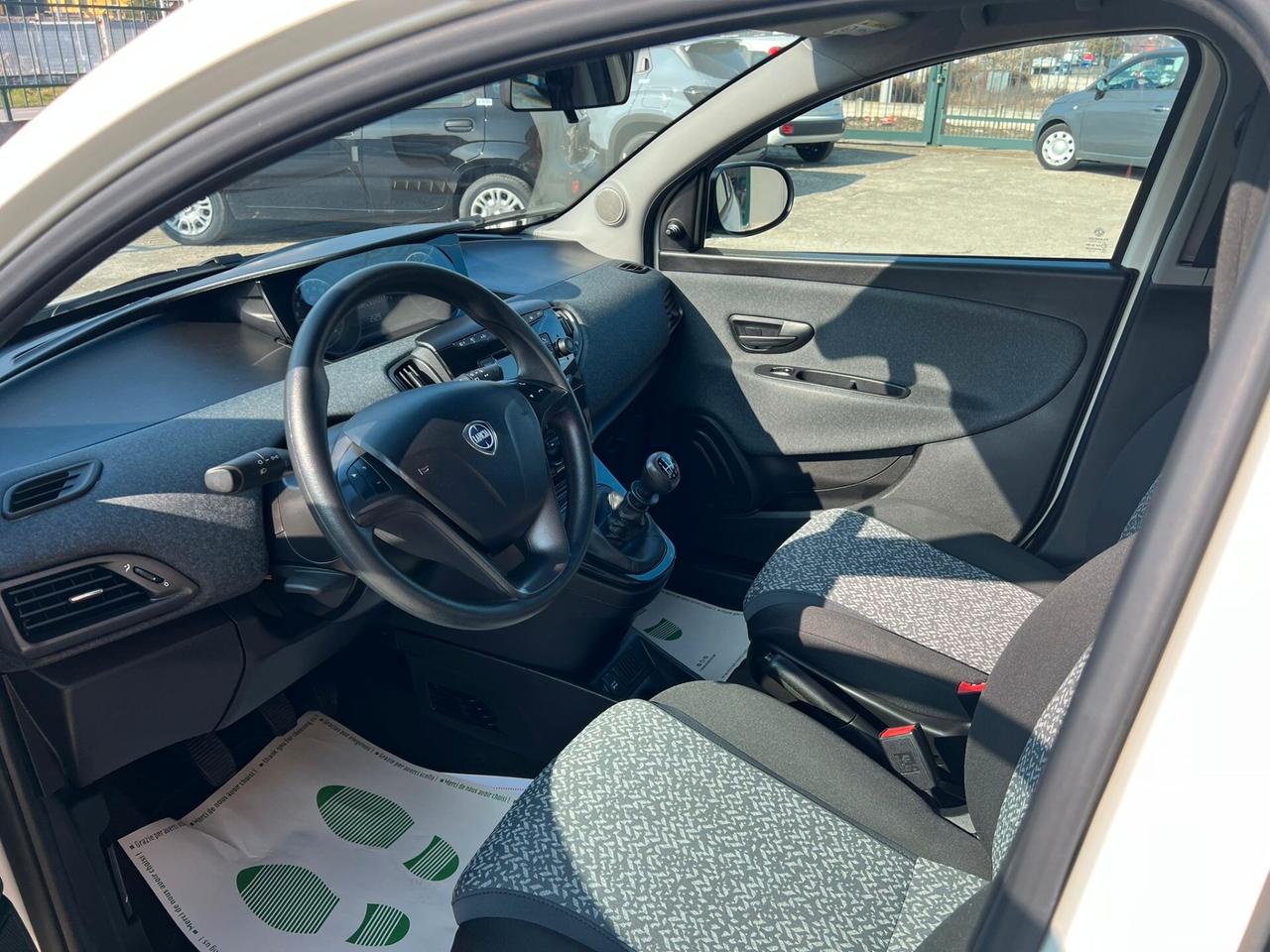 Lancia Ypsilon 1.0 FireFly 5 porte S&S Hybrid Ecochic Silver