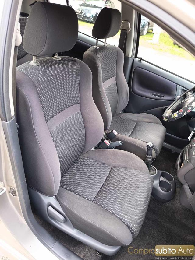 TOYOTA Yaris 1.0i 16V cat 5 porte Sol