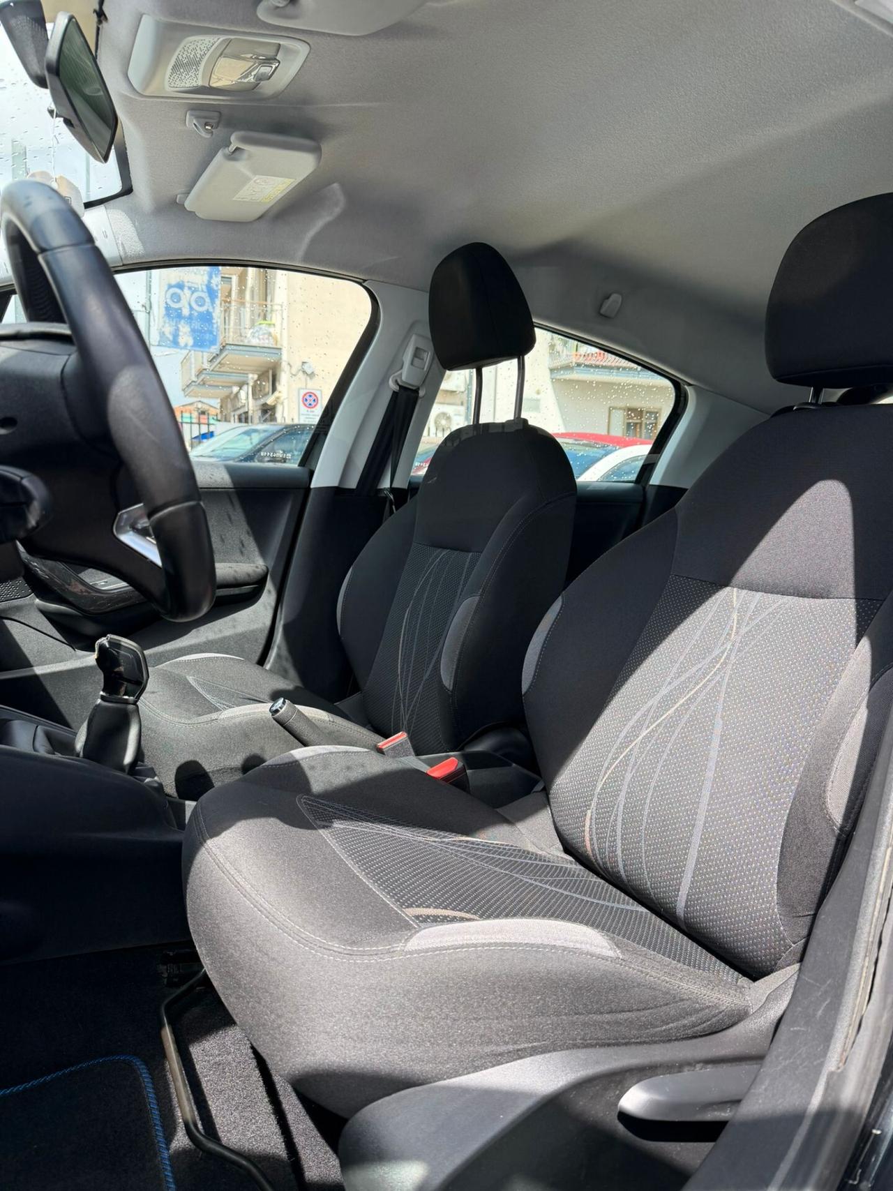 Peugeot 208 1.4 HDi 68 CV 5 porte Allure