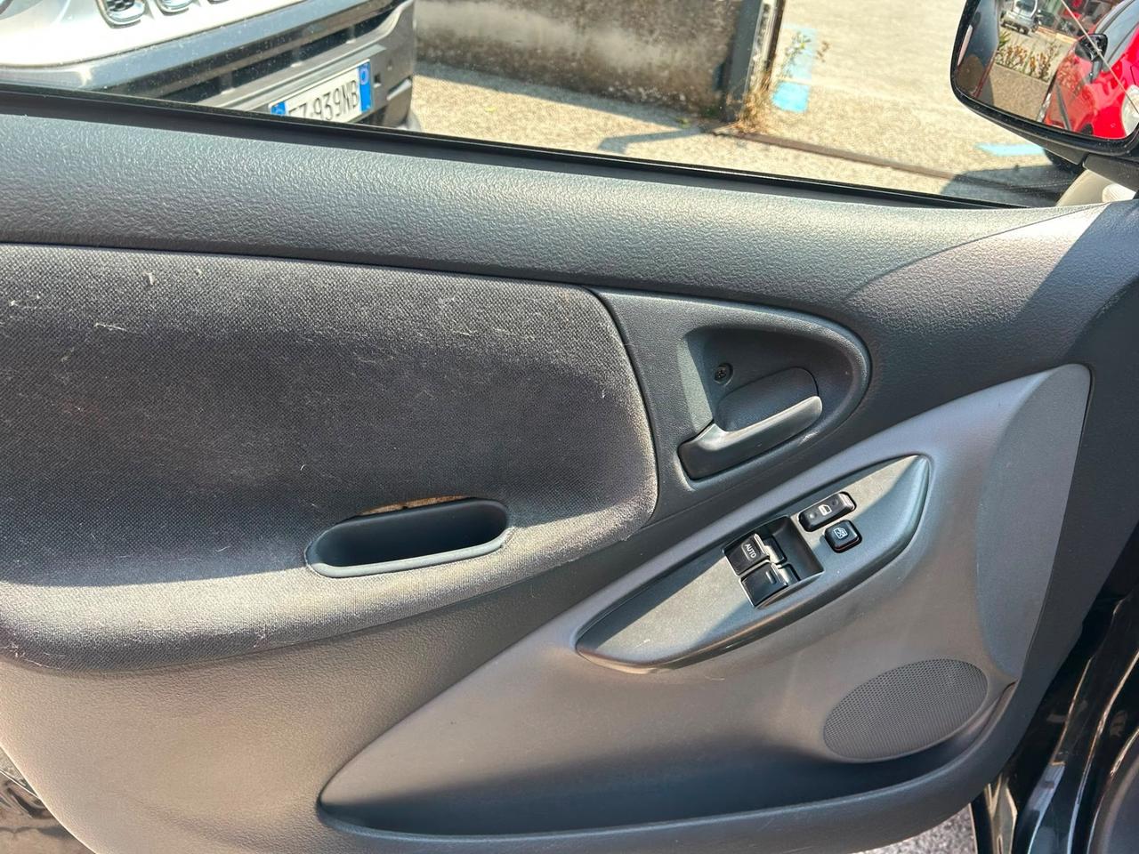 Toyota Yaris 1.0i 16V cat 5 porte Sol