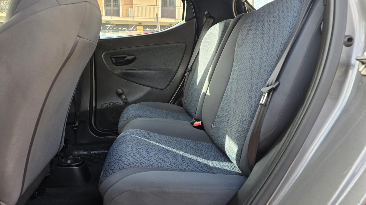 Lancia Ypsilon 1.0 FireFly 5 porte S&S Hybrid Ecochic Silver