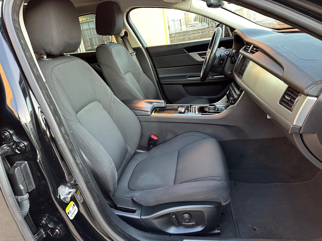 Jaguar XF 2.0 D 180 CV aut. Pure