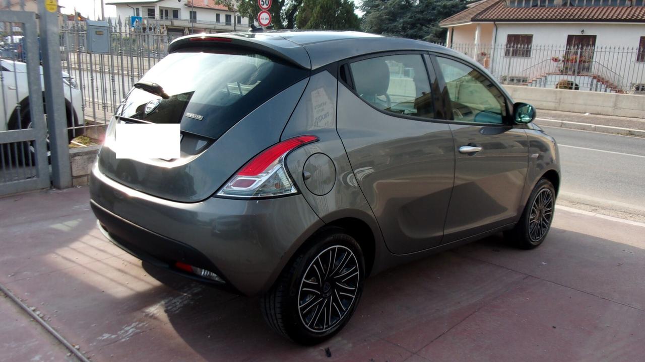 Lancia Ypsilon 1.0 FireFly 5 porte S&S Hybrid Ecochic Gold