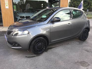 Lancia Ypsilon 1.0 FIREFLY ECOCHIC S&S HYBRID 5P. SILVER X NEOPATENTATI