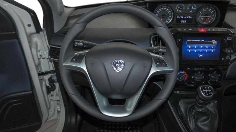Lancia Ypsilon 1.0 Hybrid 70cv platino-PROMO