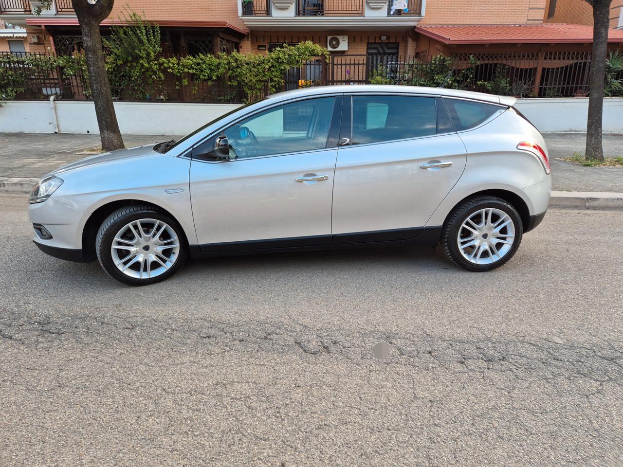 Lancia delta 1.6 multijet 120cv cambio automatico 2014