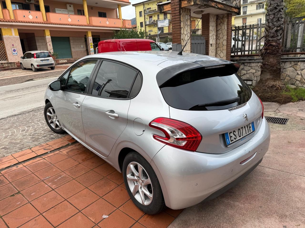 Peugeot 208 1.4 e-HDi 68 CV S&S robotizzato 5 porte Active