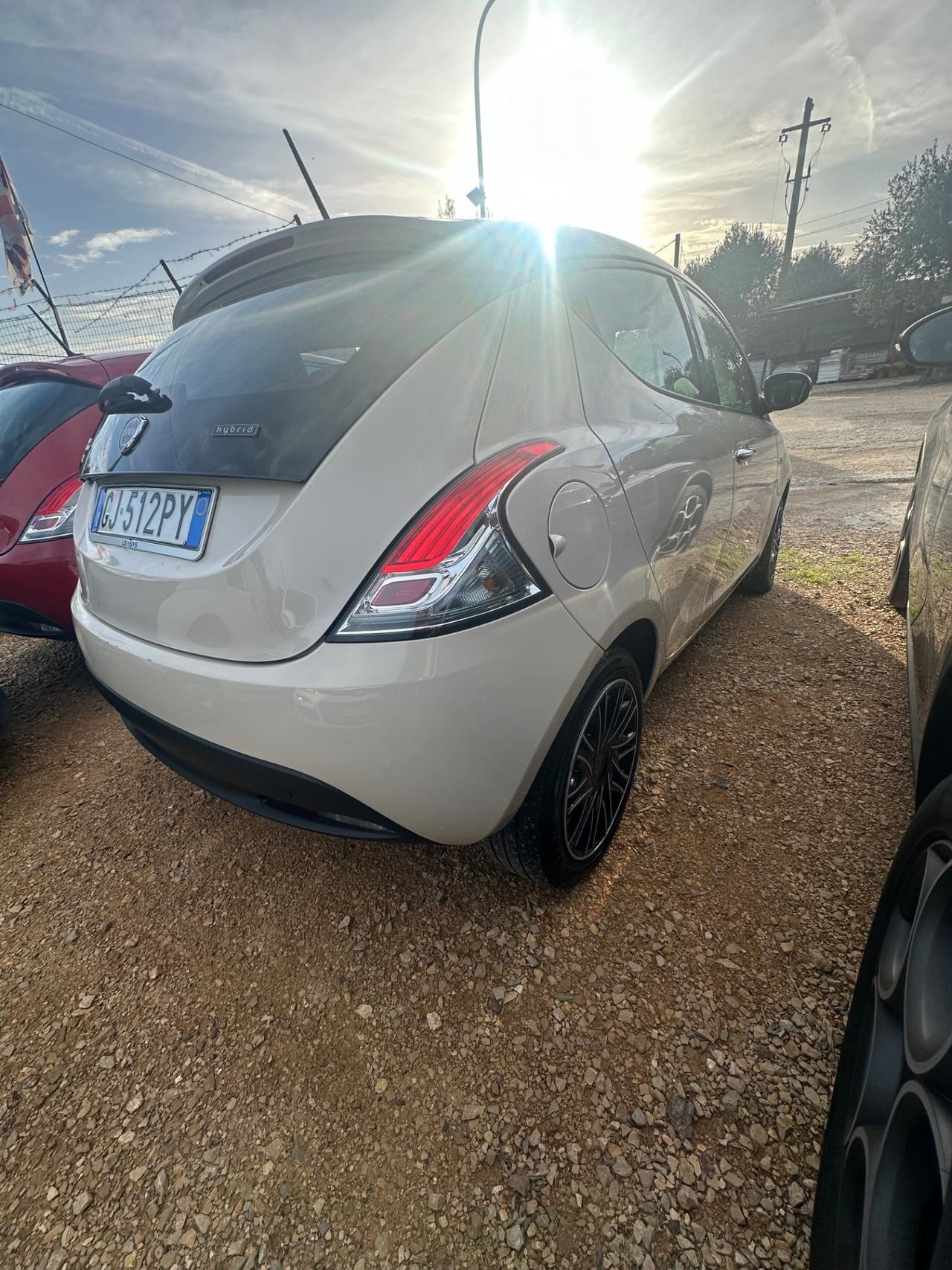 Lancia Ypsilon 1.0 FireFly 5 porte S&S Hybrid Ecochic Silver