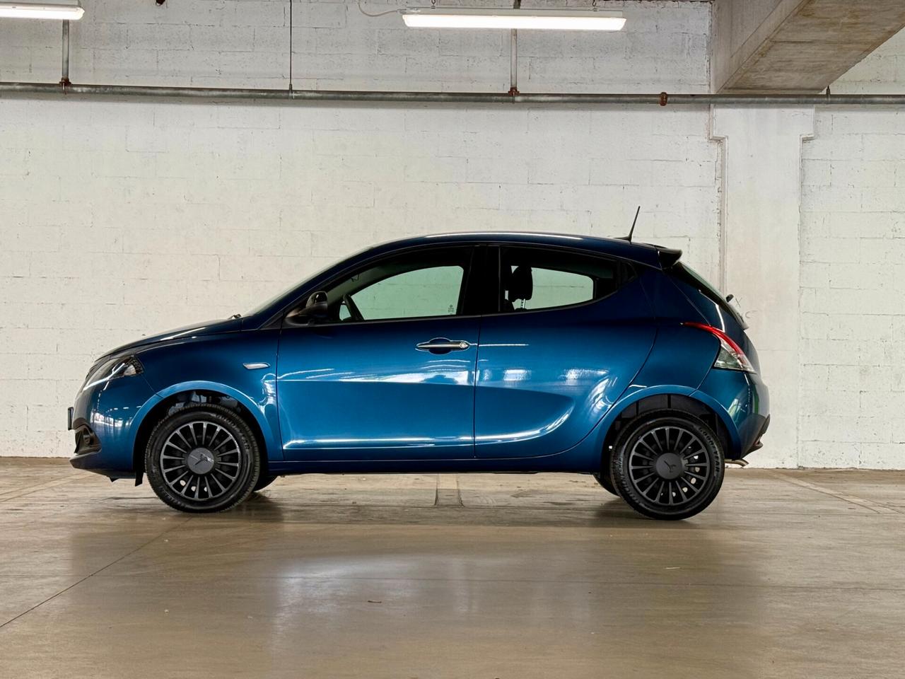 Lancia Ypsilon 1.0 FireFly 5 porte S&S Hybrid Silver