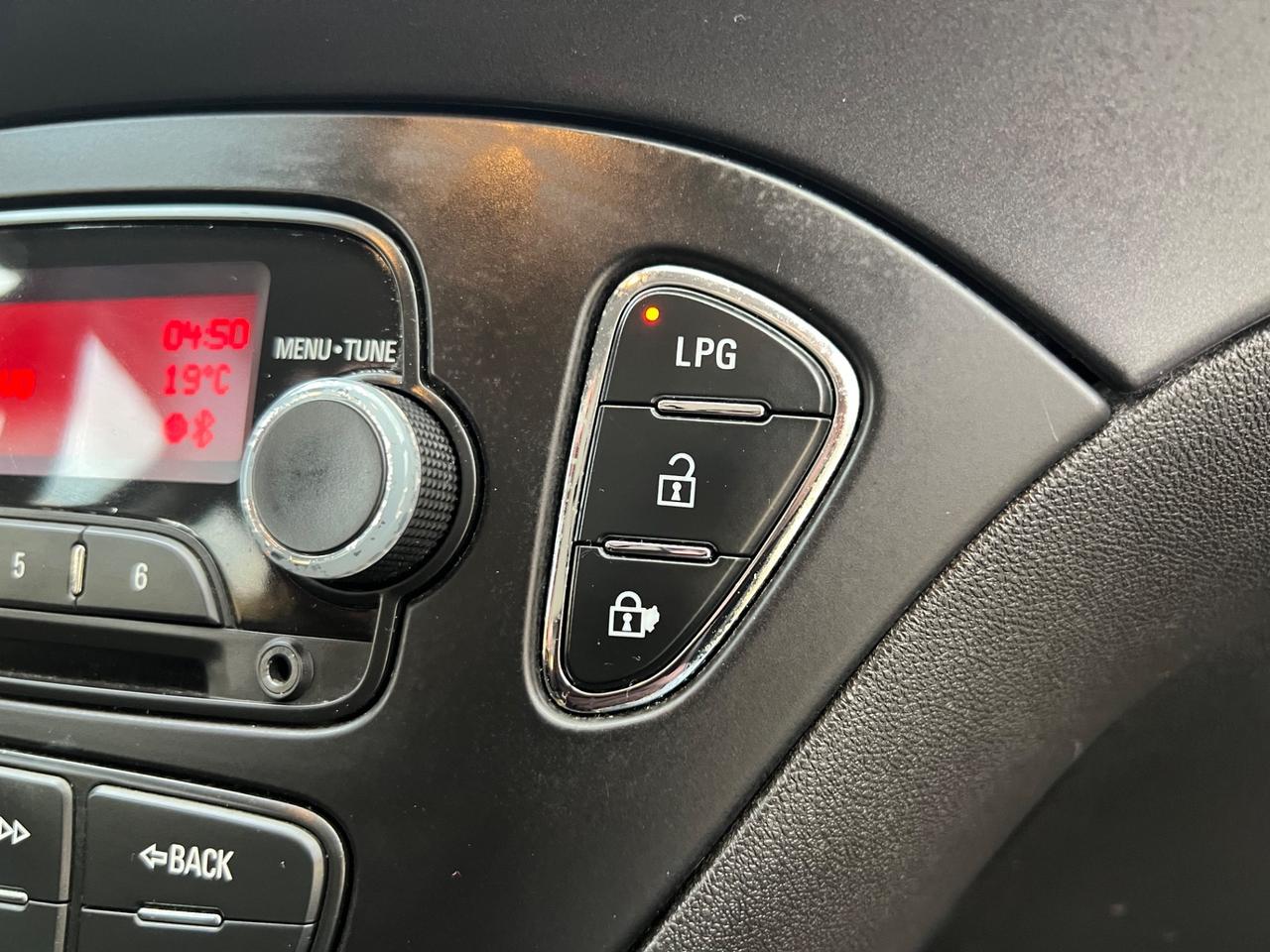 Opel Corsa 1.4 90CV GPL Tech 5 porte b-Color