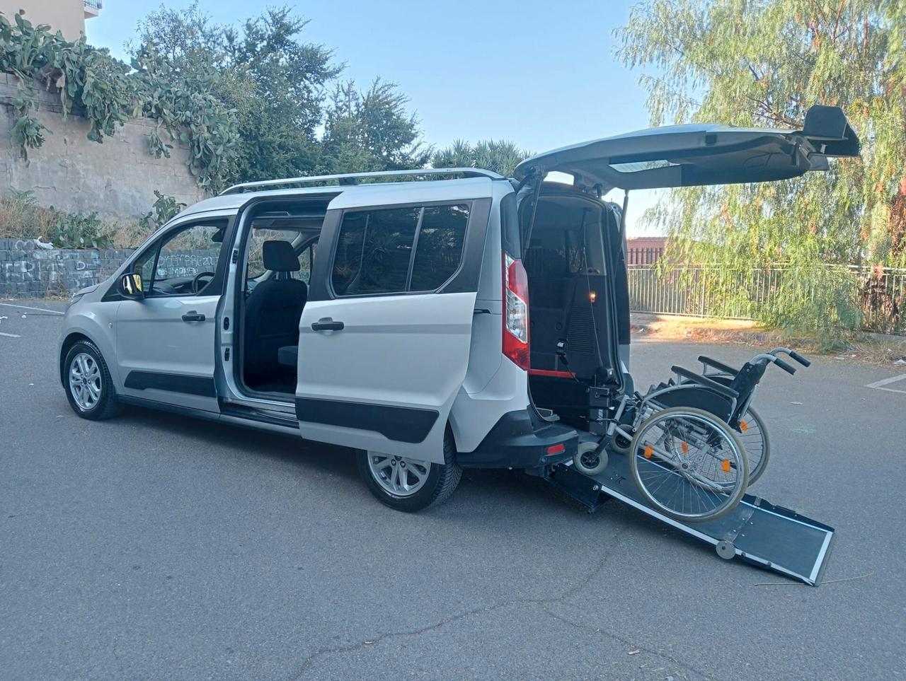 Ford Tourneo Connect Pianale ribassato con rampa disabili in carrozzina