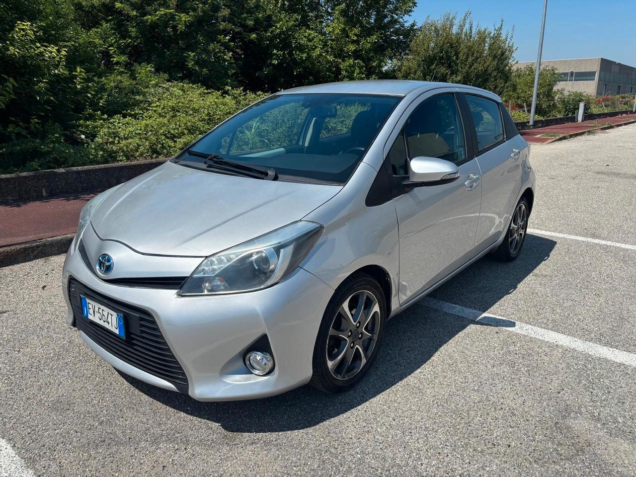 Toyota Yaris 1.5 Hybrid 5 porte Lounge Più GARANZIA UFFICIALE 3 ANNI TAGLIANDI CERTIFICATI KM ORIGINALI
