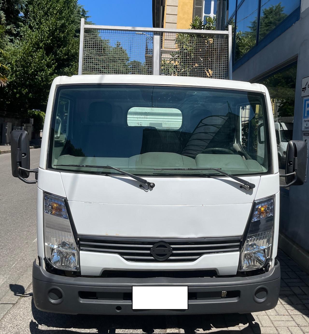 NISSAN CABSTAR 35.13 2.5 TD CASSONE RIBALTABILE TRILATERALE PORTATA 900 KG. RUOTE POSTERIORI GEMELLATE AUTOCARRO 3 POSTI