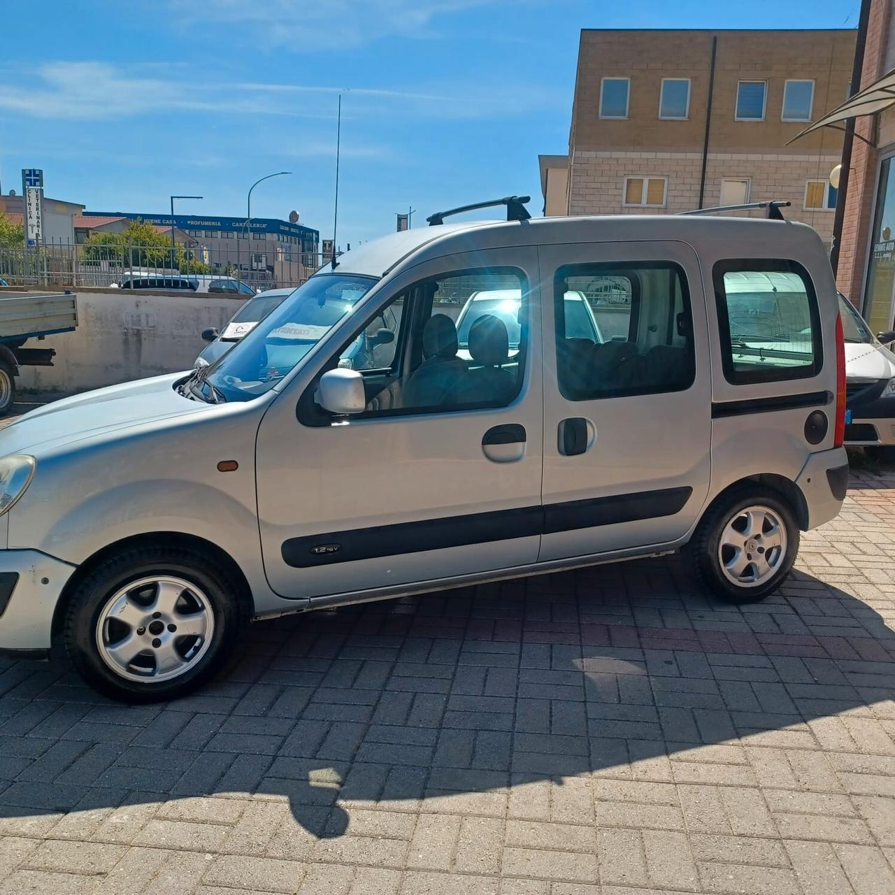 IDEALE PER LAVORO E FAMIGLIA BERLINGO 1.2