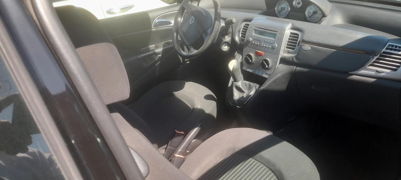 Lancia Ypsilon 1.3 MJT 75 CV Platino