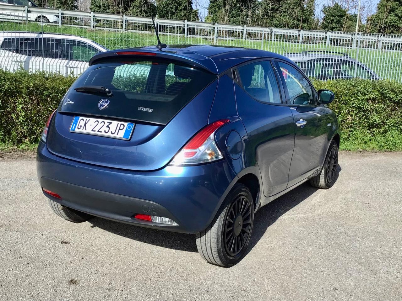 Lancia Ypsilon 1.0 70Cv FireFly 5 porte Hybrid Silver