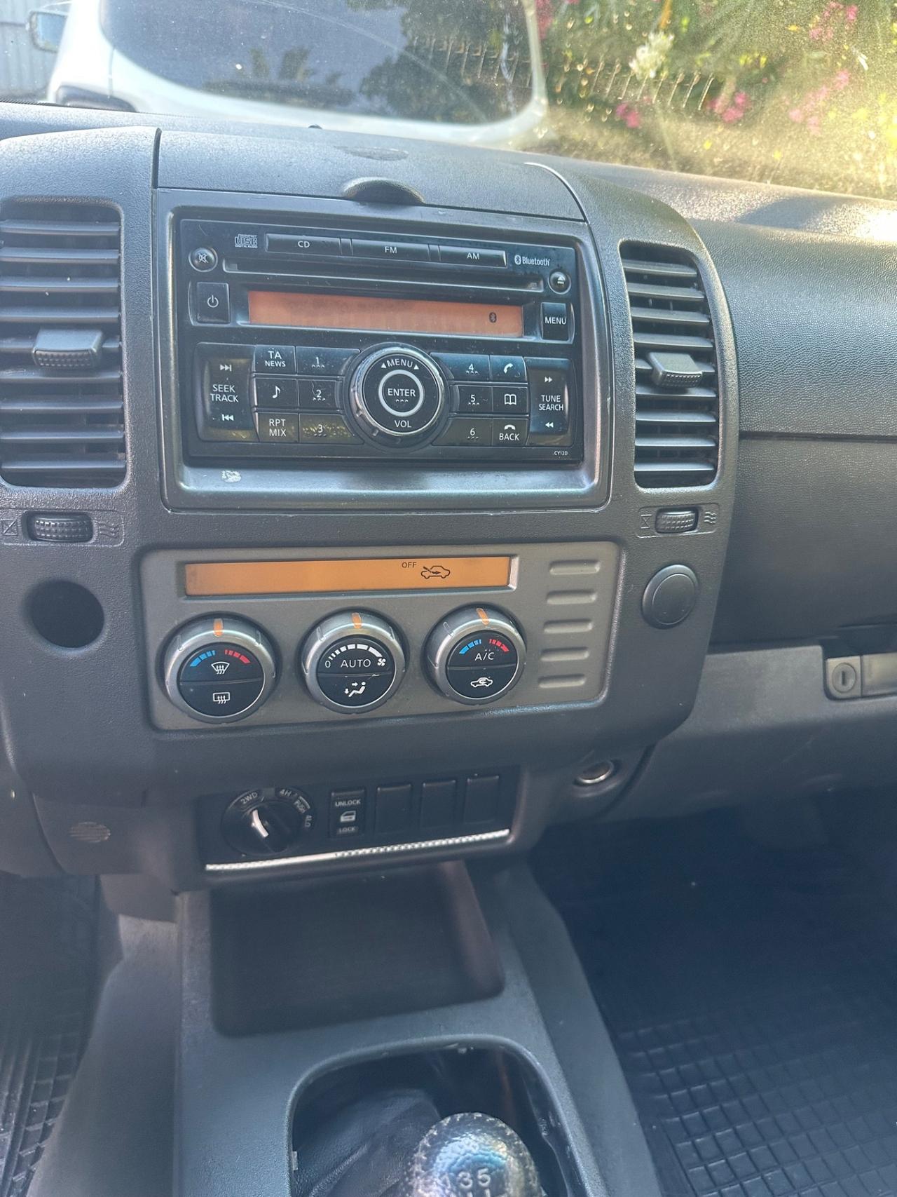 Nissan Navara 2.5 dCi 4 porte Double Cab SE **gancio traino**