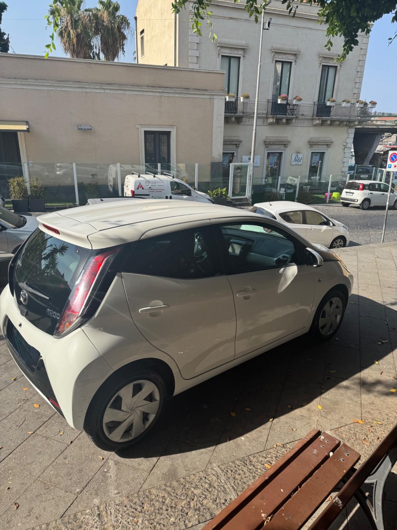 Toyota Aygo 1.0 VVT-i 69 CV 5 porte x-play MMT