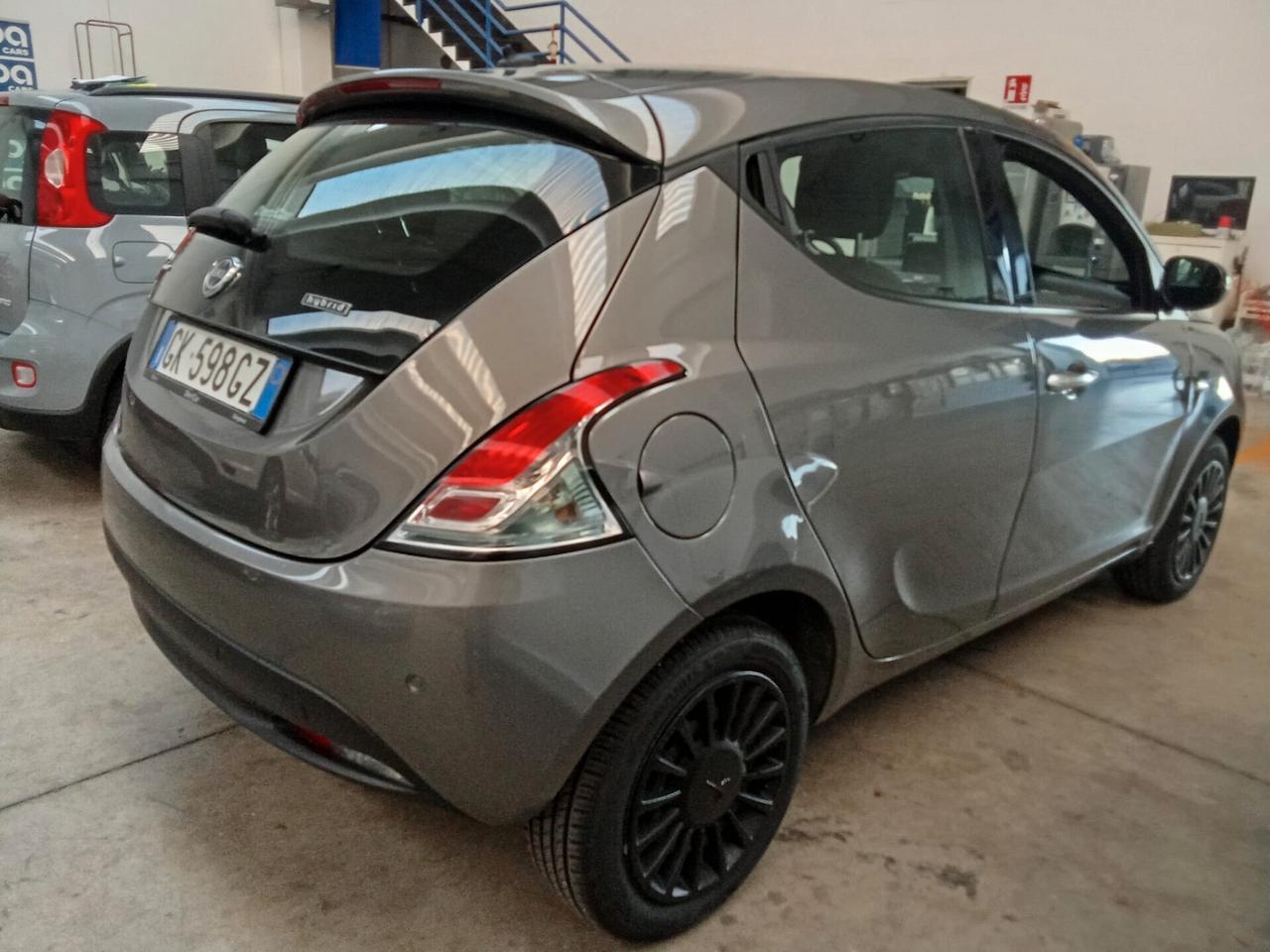 Lancia Ypsilon 1.0 FireFly 5 porte S&S Hybrid Silver