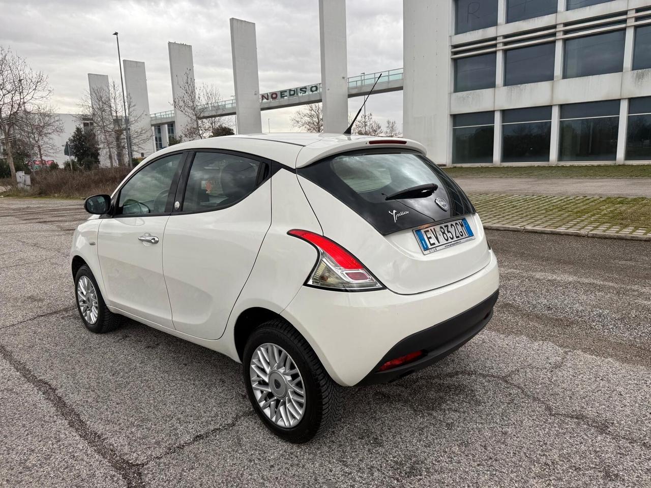 Lancia Ypsilon 0.9 TwinAir 85 CV 5 porte Metano Ecochic Gold