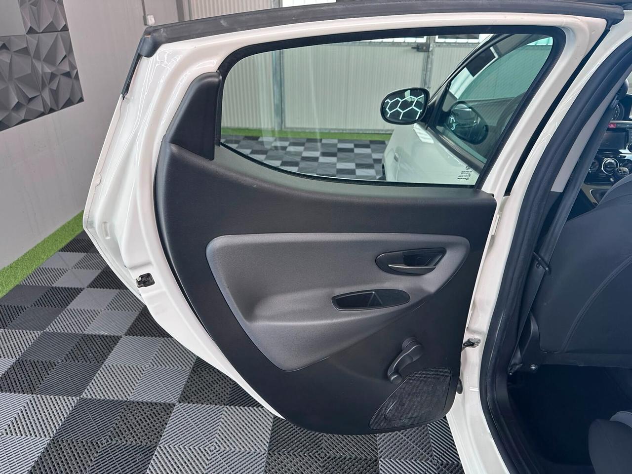 Lancia Ypsilon 1.2 69 CV 5 porte Platinum