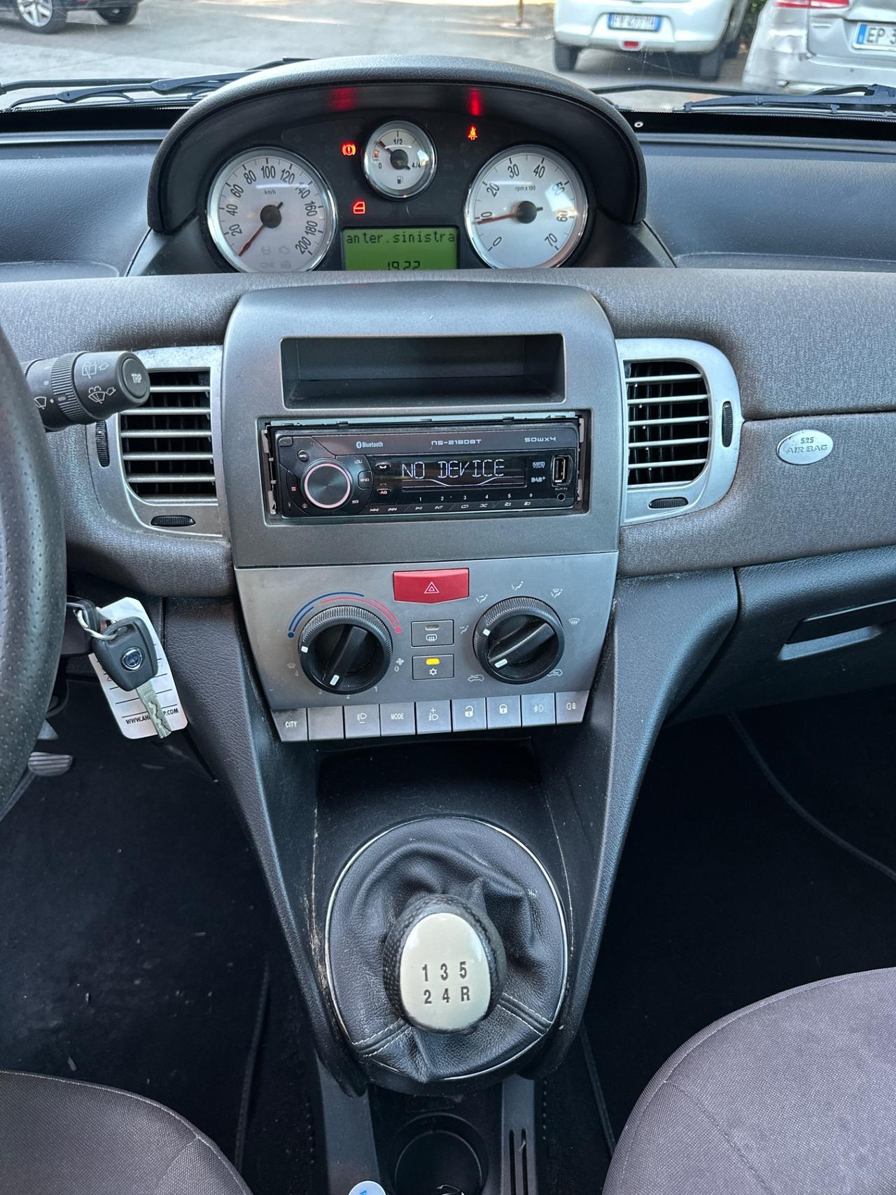 Lancia Ypsilon 1.3 MJT 75 CV Versus