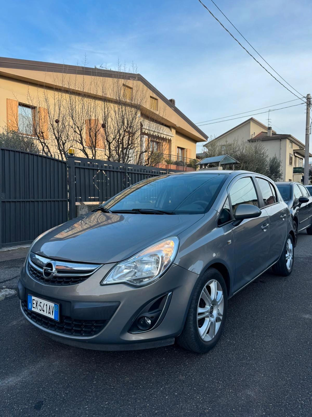Opel Corsa 1.2 5 porte Cosmo OK NEOPATENTATI