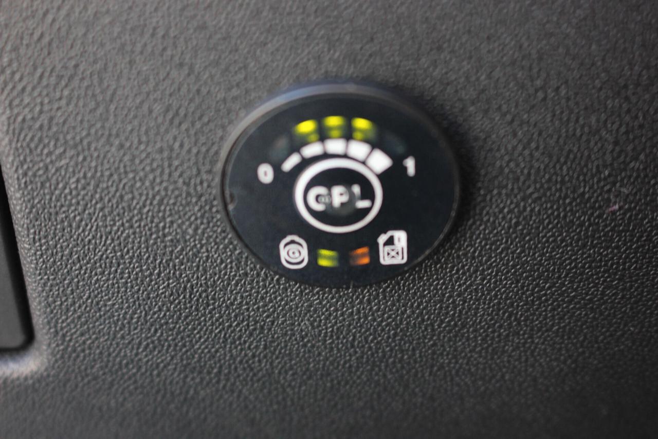 Peugeot 208 1.4 vti 95cv DISTRIBUZIONE APPENA FATTA GPL CASA OK 2034 5 PORTE GARANZIA 12 MESI