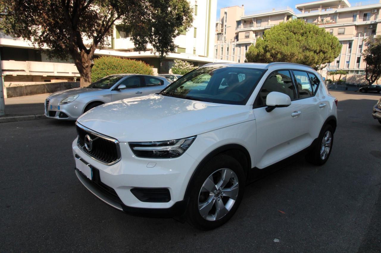 VOLVO XC40 MOMENTUM