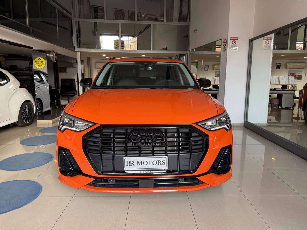 Audi Q3 35tfsi S line + Identity Black - SOLO 4.930Km !!