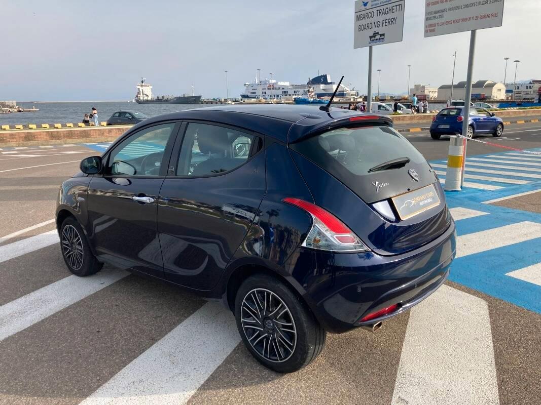Lancia Ypsilon 1.0 firefly hybrid Silver s&s 70cv