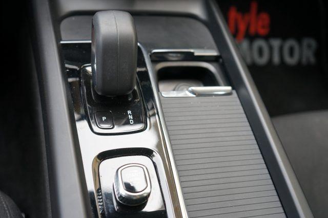 VOLVO XC60 B4 (d) automatico Momentum AWD UFFICIALE