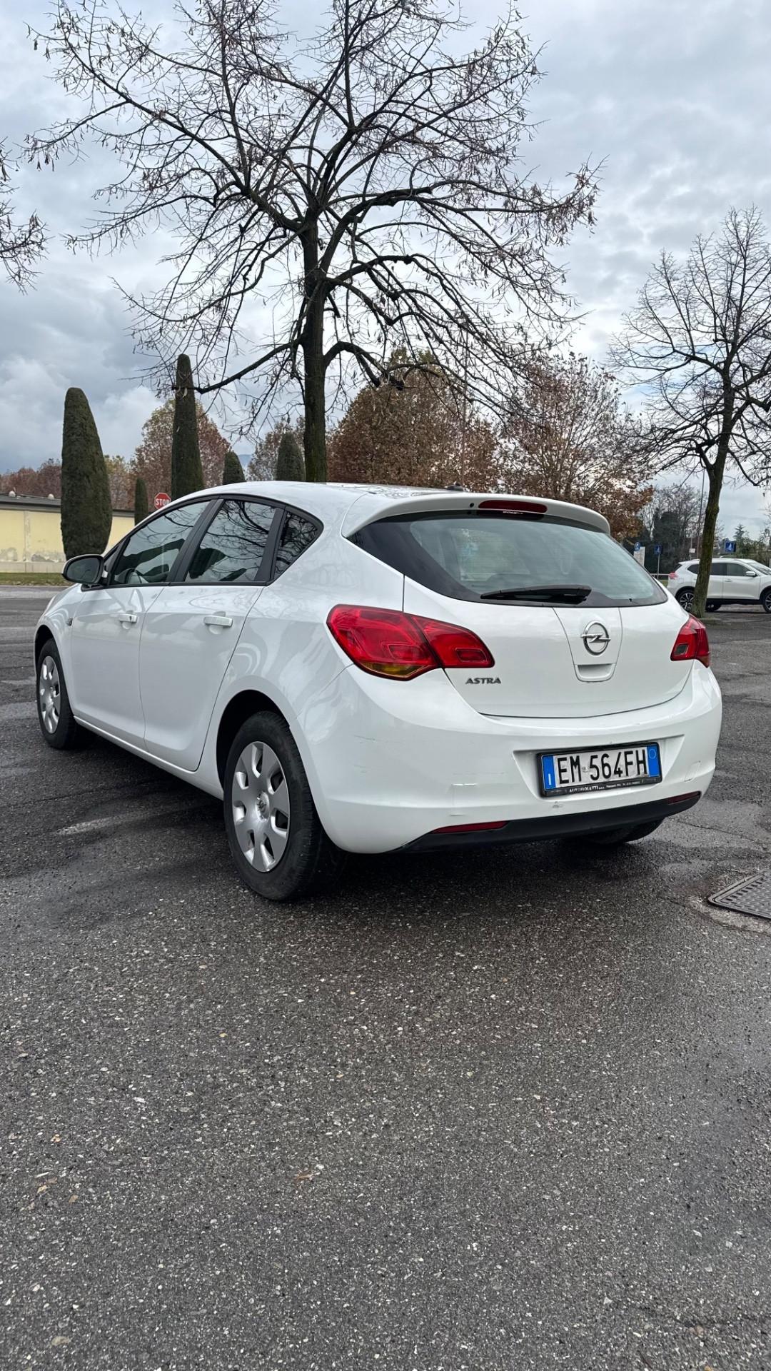 Opel Astra 1.4 – 2012 adatta a neopatentati