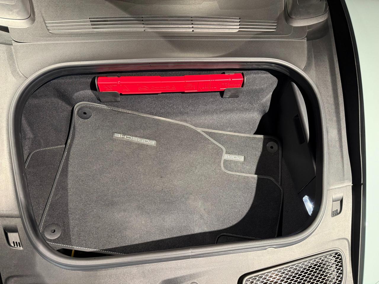 Porsche 911 Coupe 3.0 Dakar auto