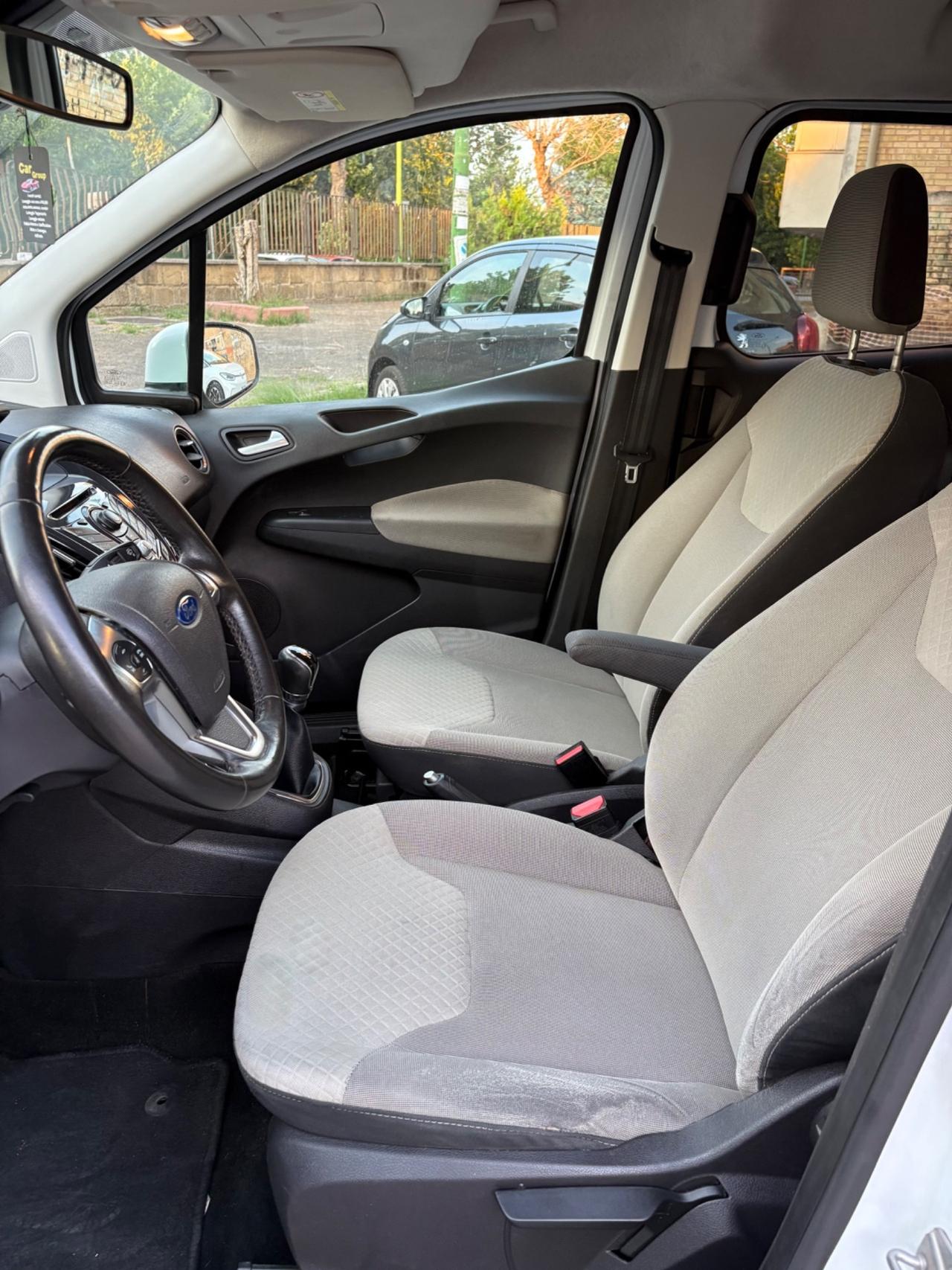 Ford Tourneo Courier 1.5 TDCI 75 CV 5 posti