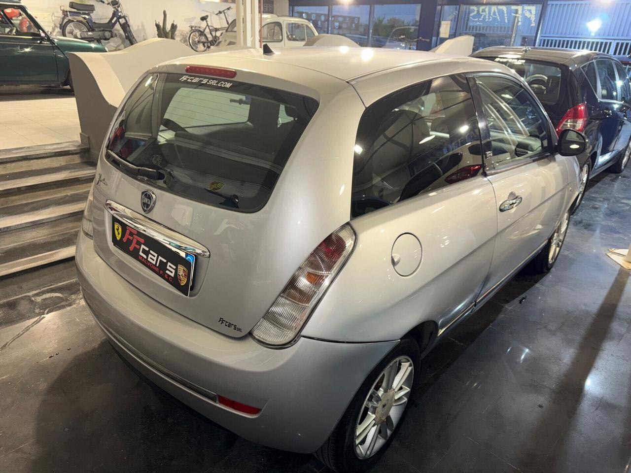 Lancia Ypsilon 1.3 MJT 75 CV Unyca
