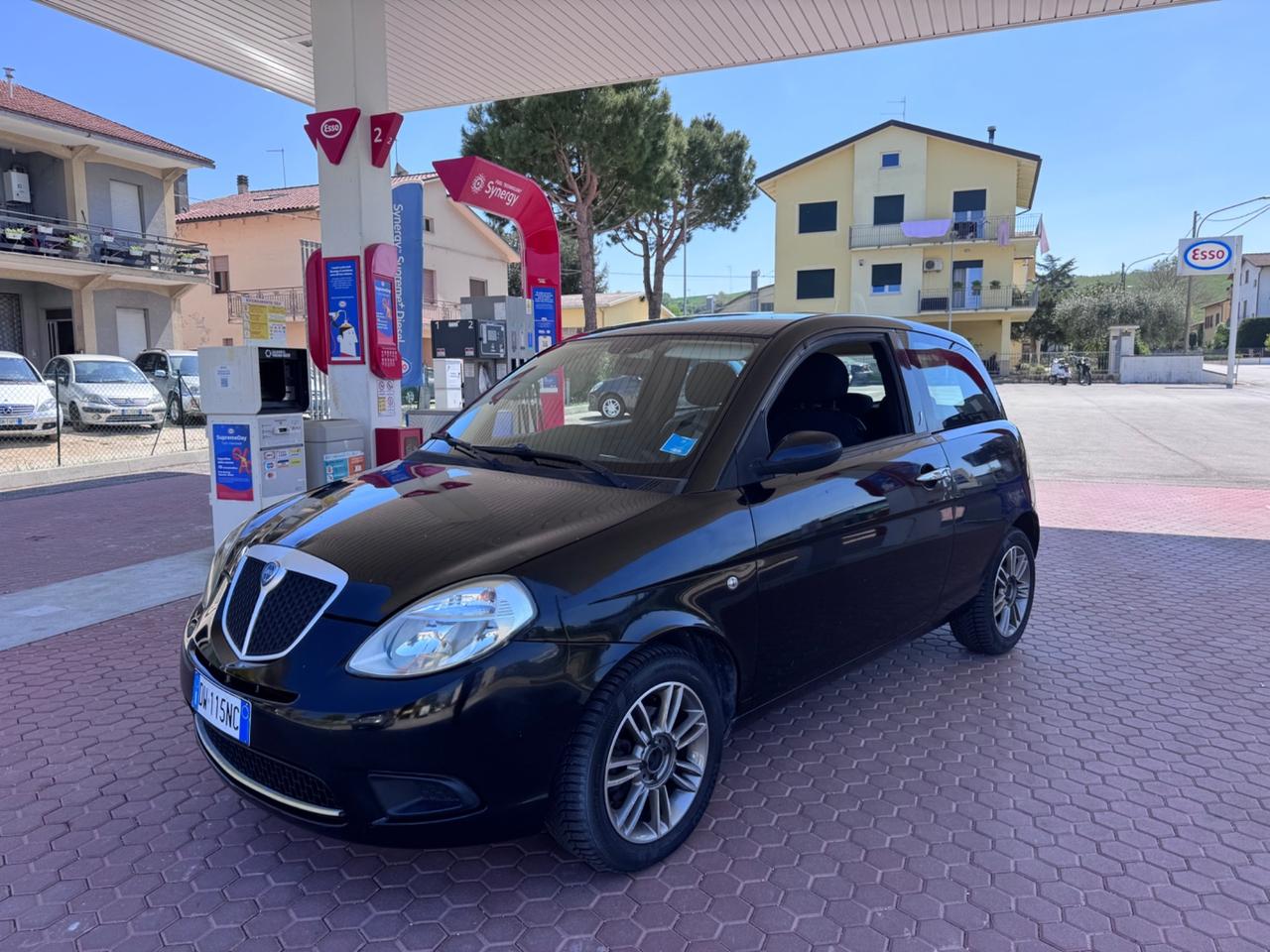 Lancia Ypsilon 1.3 MJT 75 CV Versus