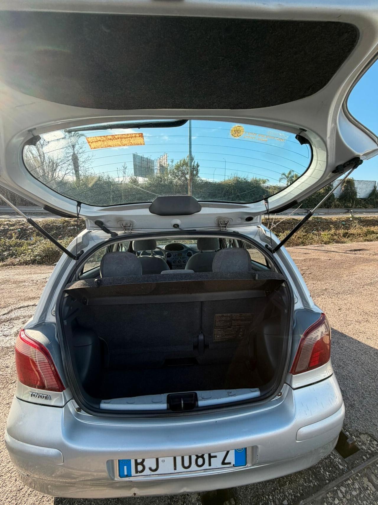 Toyota Yaris 1.0i 16V cat 5 porte Sol