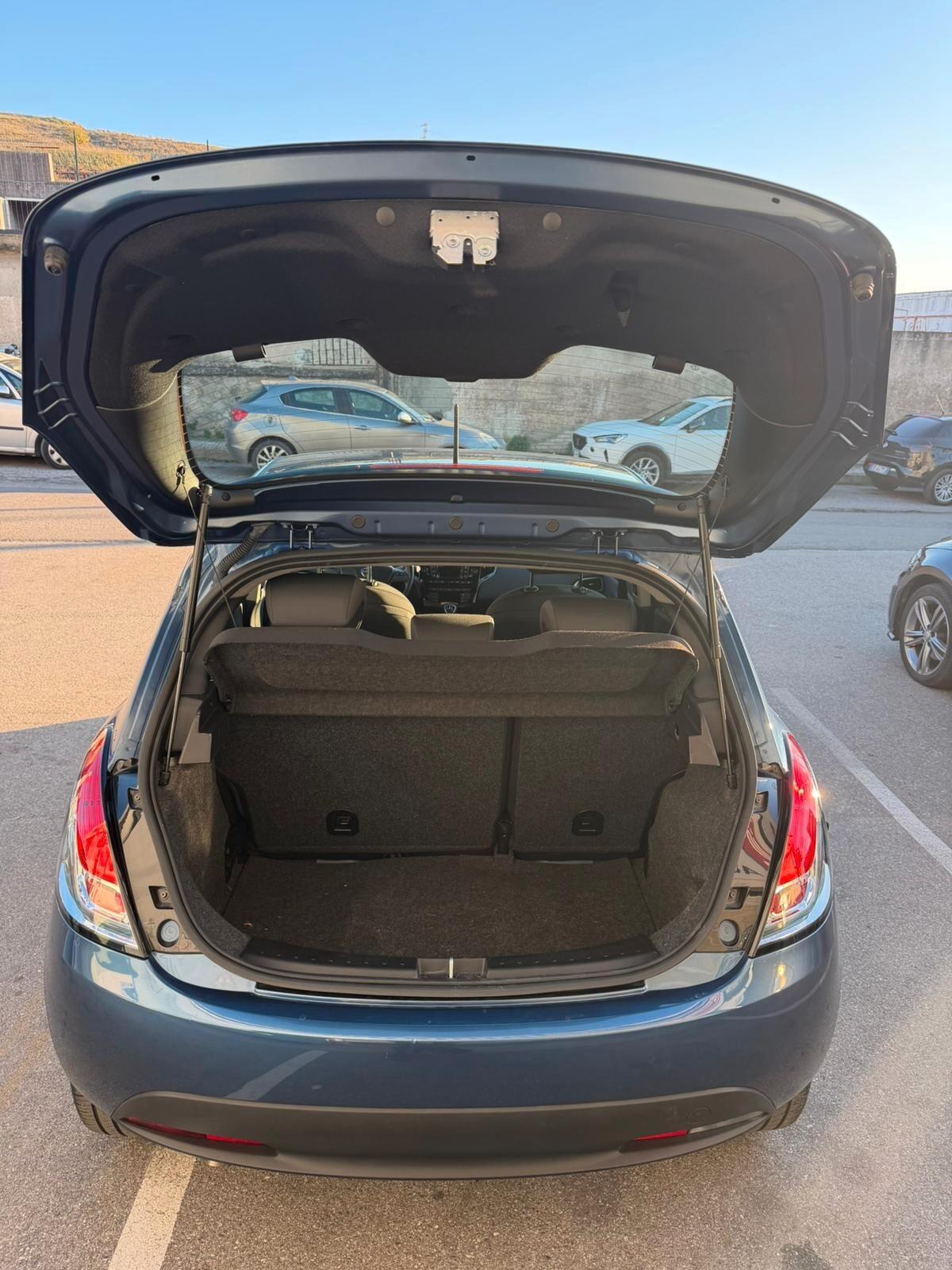 Lancia Ypsilon 1.0 FireFly 5 porte S&S Hybrid Platino