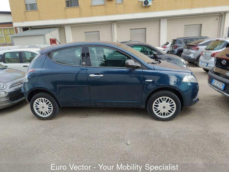 Lancia Ypsilon 0.9 TwinAir 85 CV 5 porte Metano Ecochic Silver