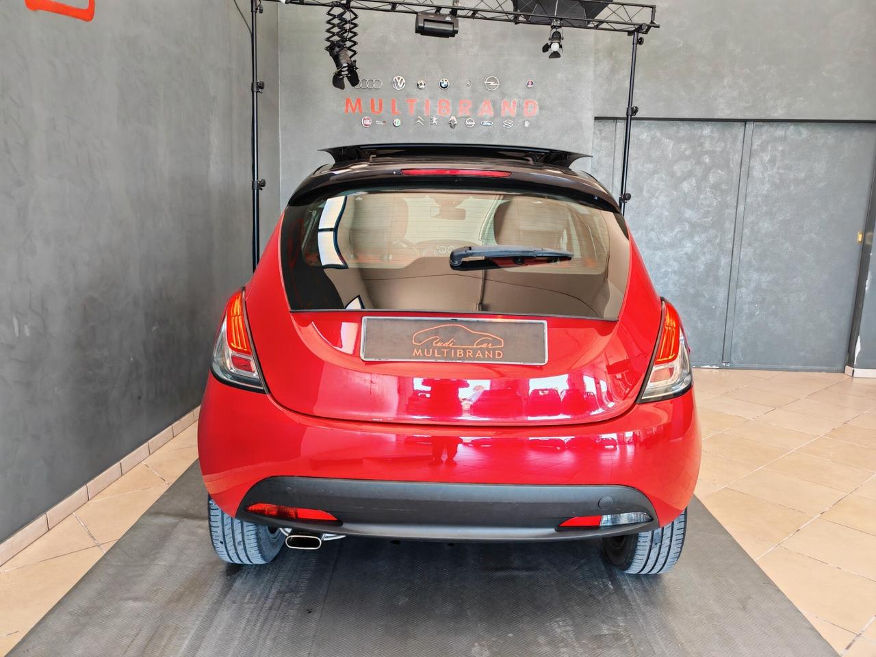 Lancia Ypsilon 1.2 69 CV 5 porte S&S Black&Red