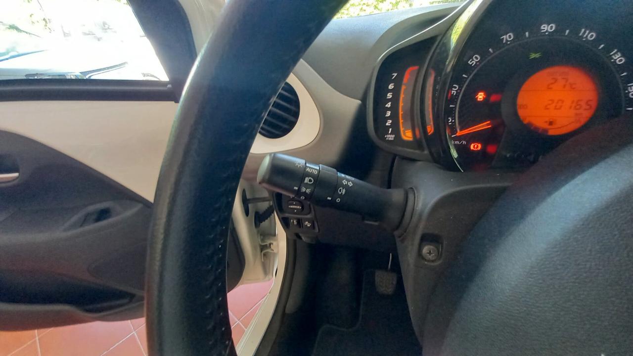 Toyota Aygo Connect 1.0 VVT-i 72 CV 5 porte x-clusiv red style