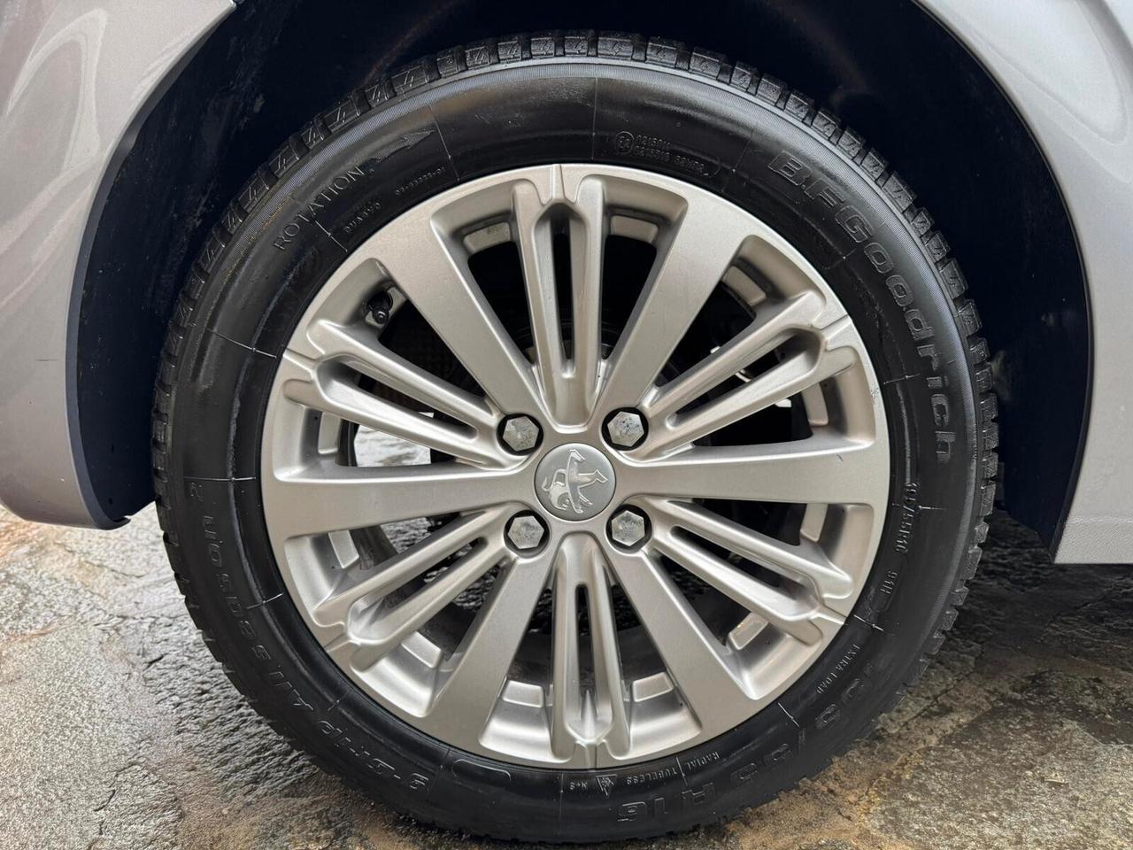 PEUGEOT 208 PureTech 82 5p ALLURE NEOPAT