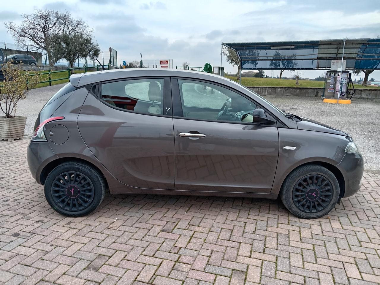Lancia Ypsilon 0.9 TwinAir 85 CV 5 porte S&S Gold