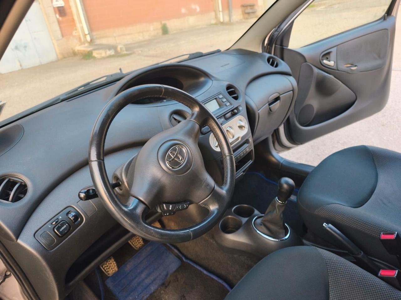 Toyota Yaris 2004---1.0 Benzina Neopatentati