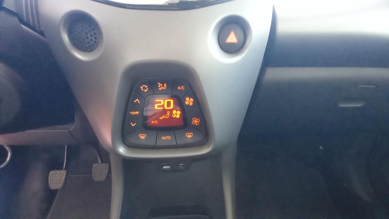 Toyota Aygo Connect 1.0 VVT-i 72 CV 5 porte x-clusiv red style