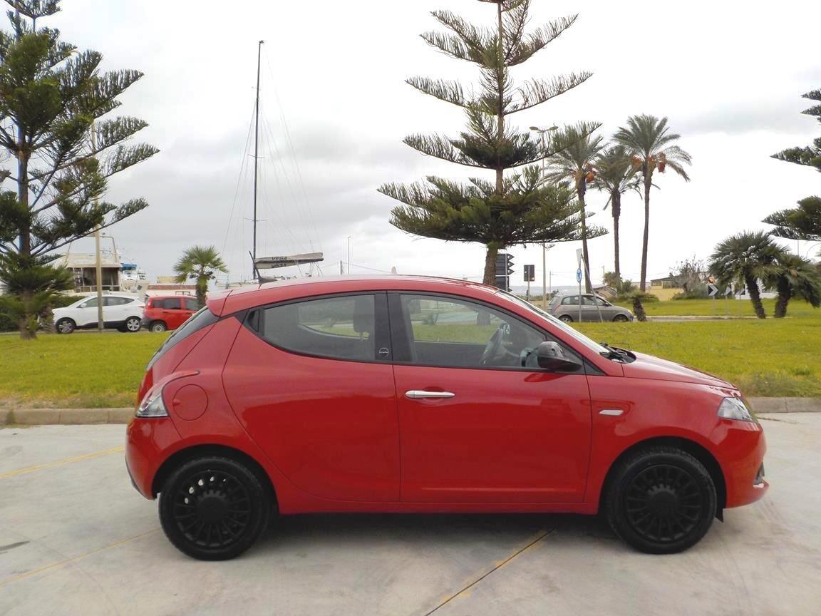 Lancia Ypsilon 1.0 FireFly 5 porte S&S Hybrid Ecochic Silver