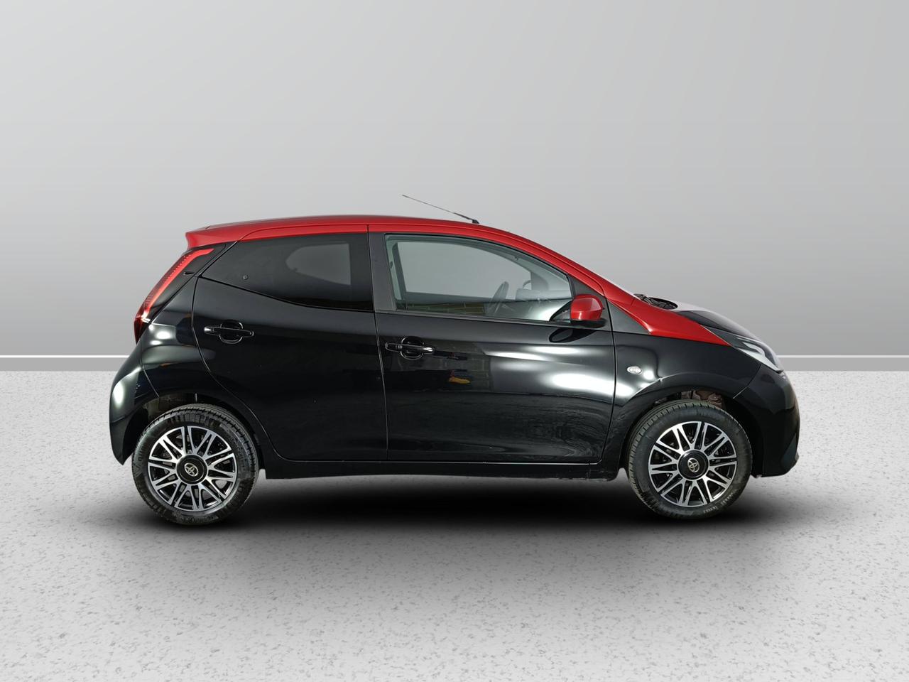 TOYOTA Aygo II 2018 5p - Aygo 5p 1.0 x-clusiv red pack 72cv