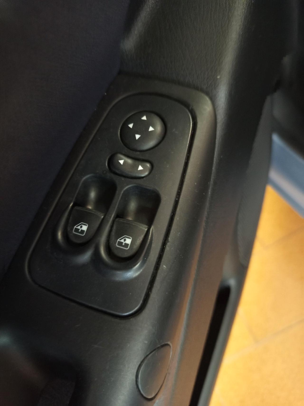 Lancia Ypsilon 1.2 Argento 121 Mila chilometri ok neopatentati